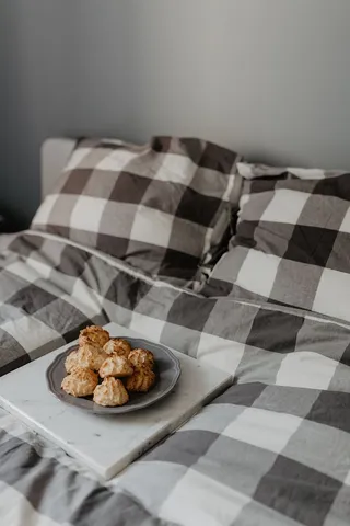 地毯上的蓝色枕头