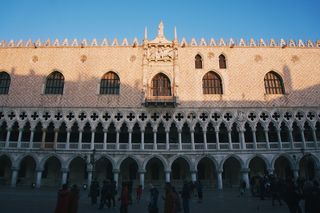 白天的米色混凝土建筑