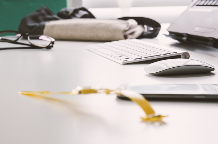 桌子，办公室，商务，键盘，鼠标，眼镜，手机，手表