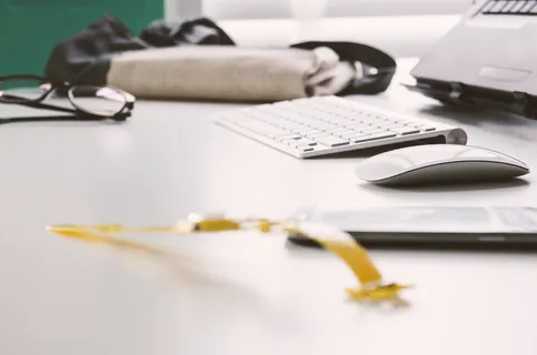 桌子，办公室，商务，键盘，鼠标，眼镜，手机，手表