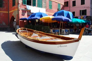 船、广场、房屋、建筑结构、建筑外观、建筑、白天、城市