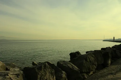 位于意大利北部加尔达湖上，加尔达湖是意大利北部最大的湖，度假地点，大海