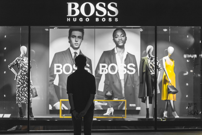 站在Boss Hugo Boss商店前的男子