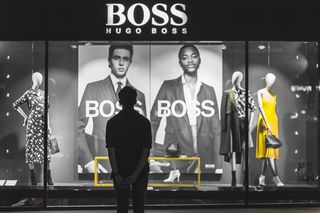 站在Boss Hugo Boss商店前的男子