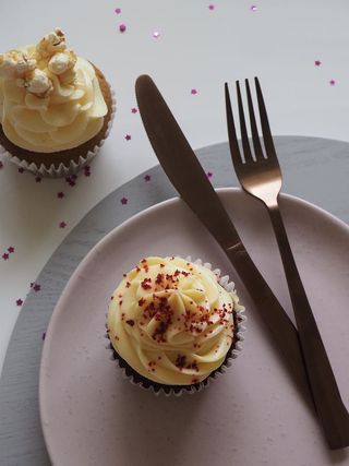 刀叉旁边的纸杯蛋糕