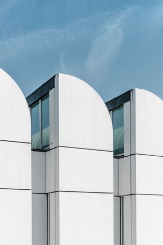 白色高层建筑, 白, 建设, 玻璃, 窗口, 多云, 天空, 体系结构