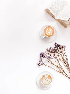 咖啡拿铁旁边的书