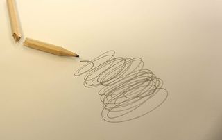 螺旋素描、铅笔、涂鸦、涂鸦、断裂、画画、向上按压、室内、艺术和工艺