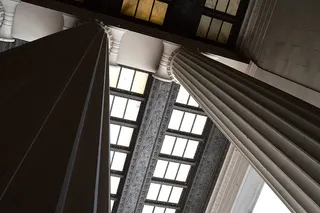 建筑物柱子的低角度摄影