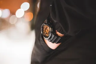 戴黑色手表的人