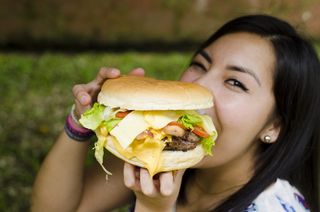 女人吃汉堡包，人，人，汉堡包，食物，一个人，拿着