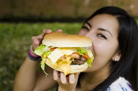 女人吃汉堡包,人,人,汉堡包,食物,一个人,拿着 女人吃汉堡包,人,人,汉堡包,食物,一个人,拿着