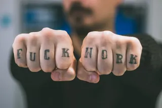 男子展示手上的纹身