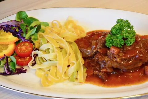 意大利面、肉盘、放置、放置、顶部、木材、庭院、小牛 意大利面、肉盘、放置、放置、顶部、木材、庭院、小牛
