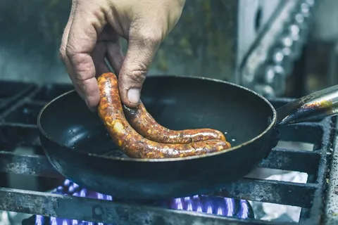烹饪香肠的人,厨师,服务,热狗,香肠,击中,烹饪,厨师 烹饪香肠的人,厨师,服务,热狗,香肠,击中,烹饪,厨师