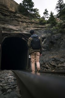 走向隧道的男子