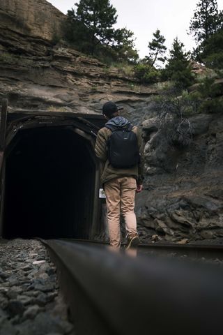 走向隧道的男子