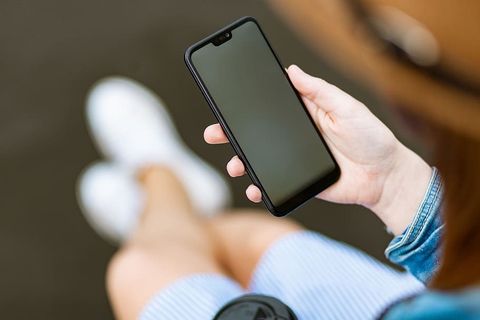 拿着灰色Iphone X的人