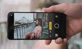 坐在椅子上的女人