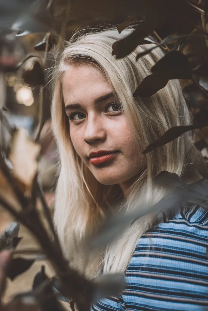 站在植物附近的女人