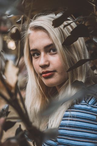 站在植物附近的女人