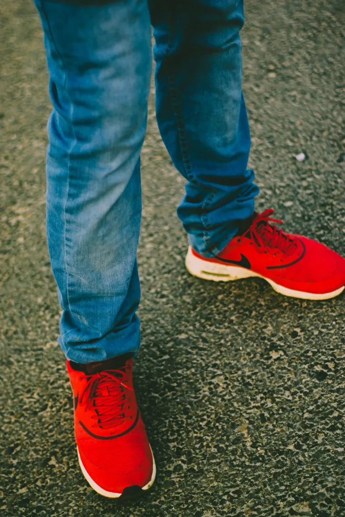 穿着红色Nike跑步鞋的人