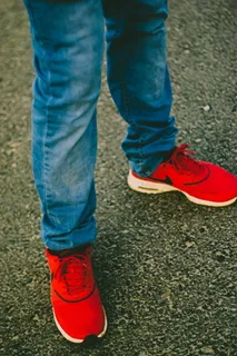 穿着红色Nike跑步鞋的人
