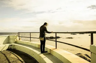 人、站、栏杆、水、混凝土、路面、女孩、女人