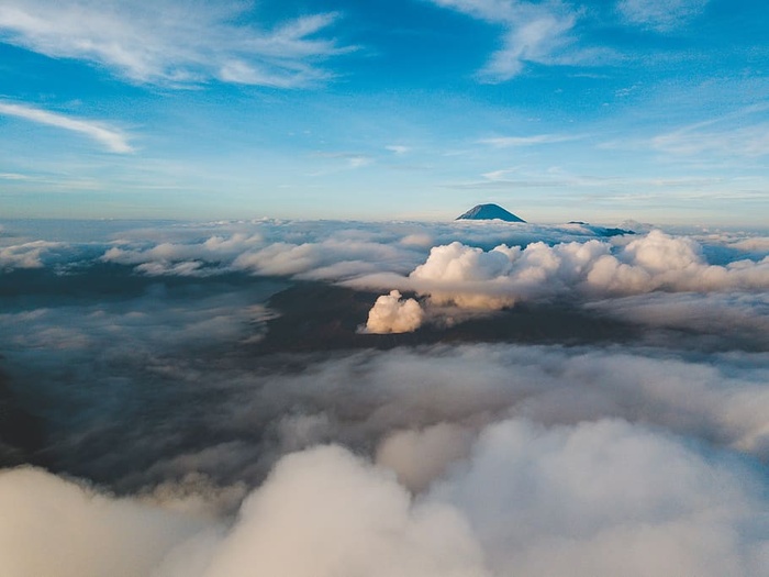 白天蓝天下的白云