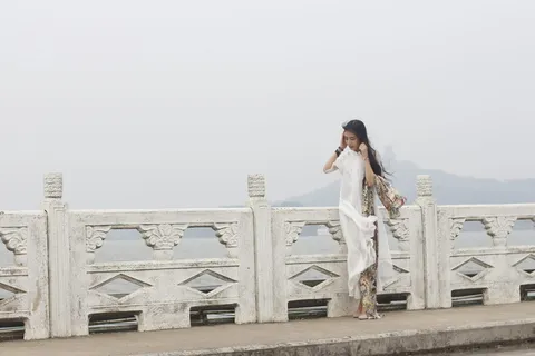 品牌、美女、女人、出价、感觉、时尚、池塘、单独 品牌、美女、女人、出价、感觉、时尚、池塘、单独
