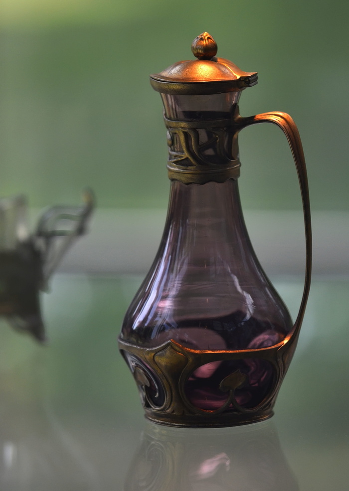 carafe，art nouveau，玻璃马克杯，玻璃材质，透明，聚焦前景，无人，特写