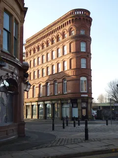城市,扁平铁,建筑,建筑结构,建筑外观,天空,建筑,附带的人 城市,扁平铁,建筑,建筑结构,建筑外观,天空,建筑,附带的人