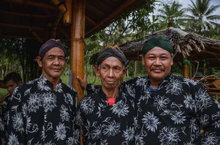 三个穿着黑白花衬衫的男人