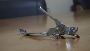 开罐器，开瓶器，开瓶器，开瓶器，开瓶器，桌子，室内，静物
