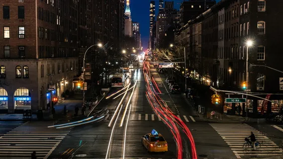 夜晚繁忙十字路口的timelapse摄影 夜晚繁忙十字路口的timelapse摄影