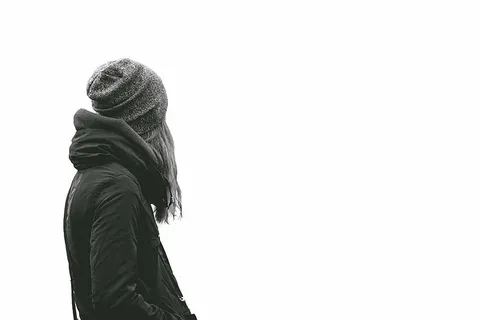 黑白,面朝别处,女性,女孩,灰色,夹克,人,女性 黑白,面朝别处,女性,女孩,灰色,夹克,人,女性
