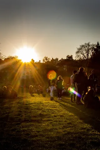 火炬、光、人、人、阳光、天空、太阳、草