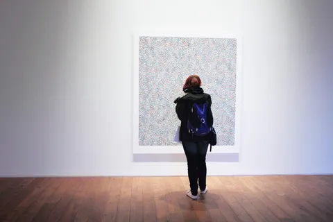 站在壁挂画前的女人 站在壁挂画前的女人