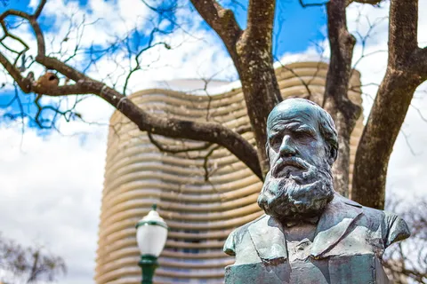 光秃秃的树下的男子巴士雕像