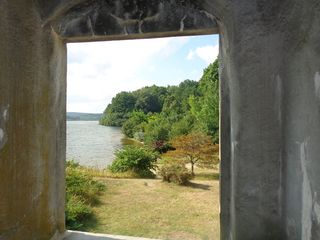 户外、地堡、建筑物、窗户、水、自然、湖泊、石板