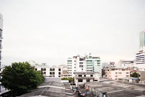 白天的白色和蓝色高层建筑 白天的白色和蓝色高层建筑