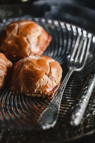 里面有奶油奶酪的甜面包