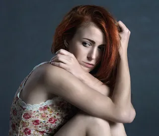 女人，倾斜，灰色，墙，女孩，感情，背叛，悲伤