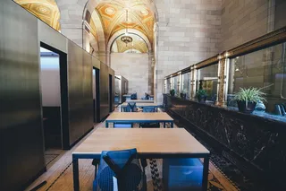 桌子、椅子、建筑、建筑物、设施、办公室、工作、植物