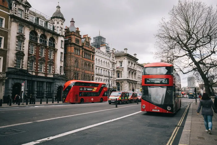 交通，车辆，公共汽车，人，人，旅游巴士，双层巴士，汽车