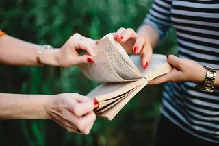 年轻女性毁了这本书