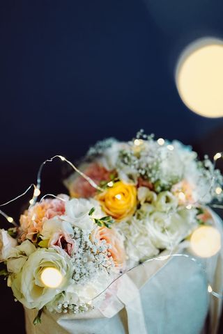 袋子里的一束花，还有一些神灯