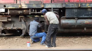 火车，维修，马达加斯加，机械师，男性，两人，运输，成人