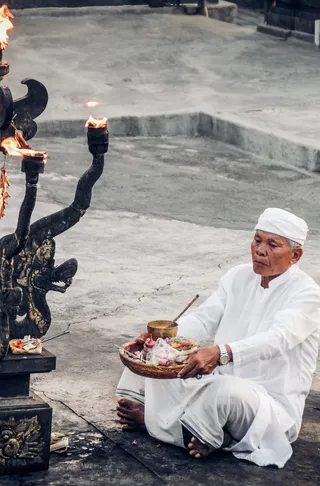 坐在灰色混凝土路面上的男子