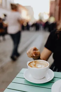 在自助餐厅喝咖啡吃蛋糕 在自助餐厅喝咖啡吃蛋糕